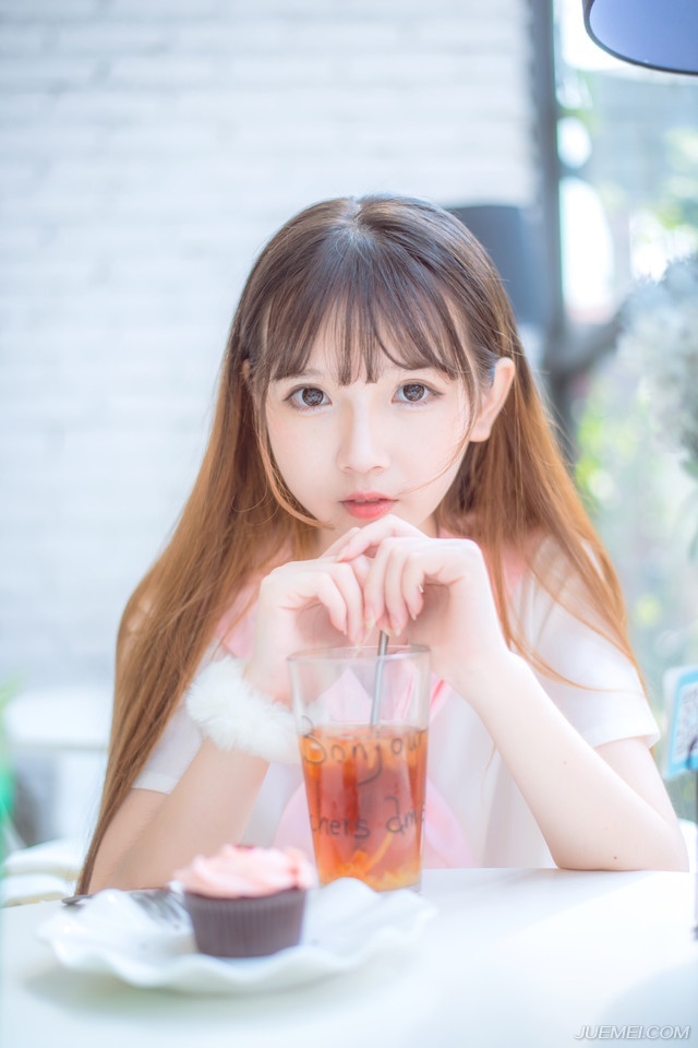 “庞先生误会，此乃刘璝一人之言，与我等无关，我等并无此意。”大帐中，短暂的寂静之后，一名武将突然站出来，微笑着来到庞统身边，瞪眼看向两名刘璝的亲卫，厉声喝道：“大胆，还不松开庞先生。”
